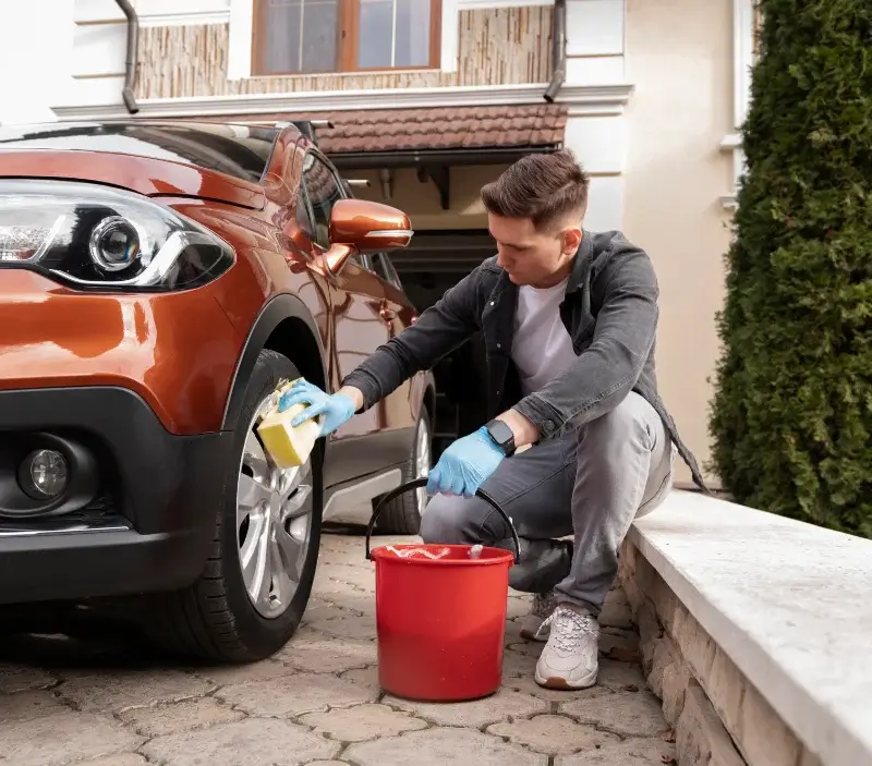 Lavage auto à domicile Grand'Landes : professionnel intervenant sur un véhicule